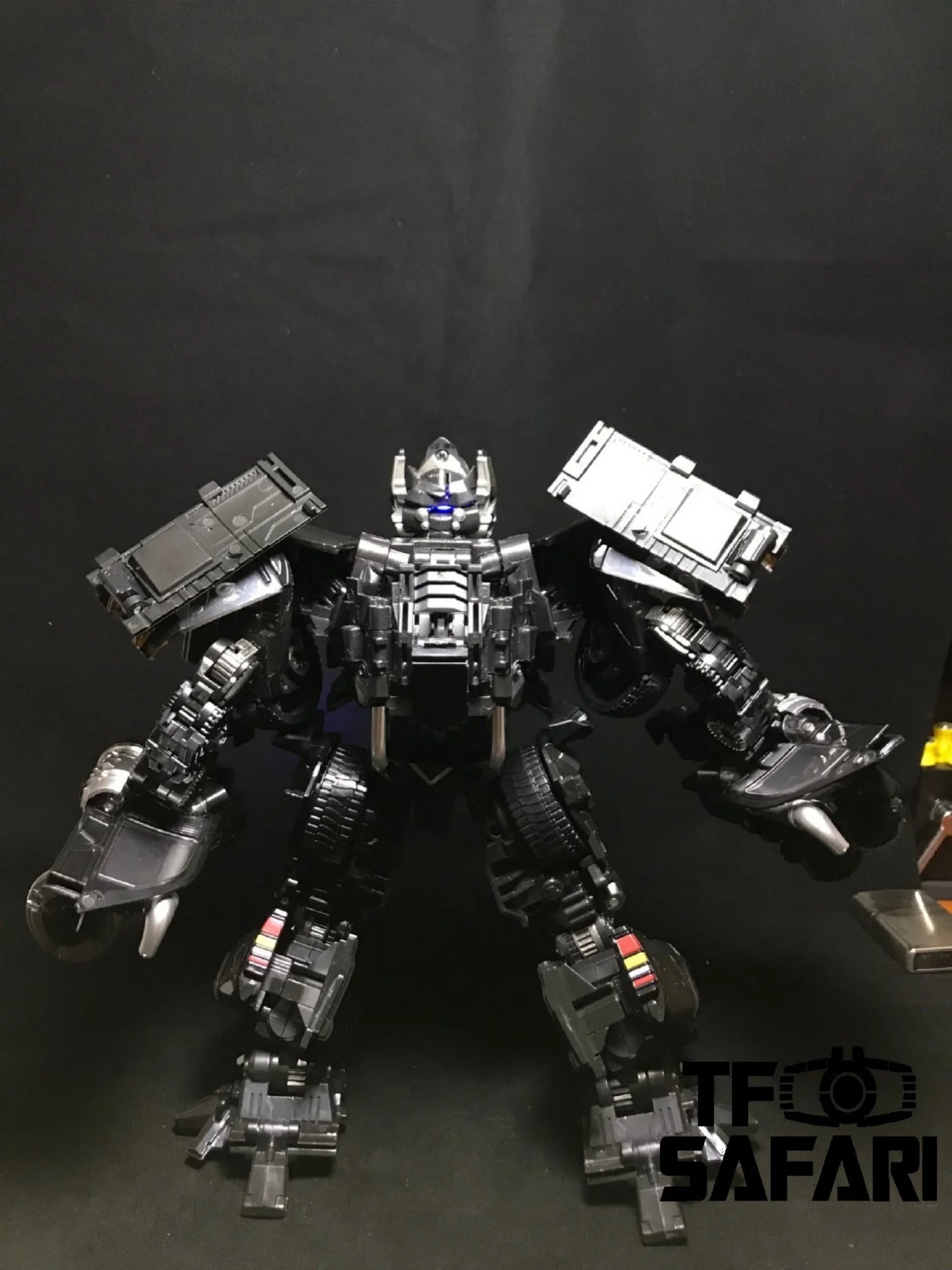 BMB Black Mamba AOYI LS09 LS-09 AW01 AW-01 Weapon Expert (Oversized MPM06 Ironhide) 25cm / 10" 7 BMB Black Mamba AOYI LS09 LS-09 AW01 AW-01 Weapon Expert (Oversized MPM06 Ironhide) 25cm / 10"