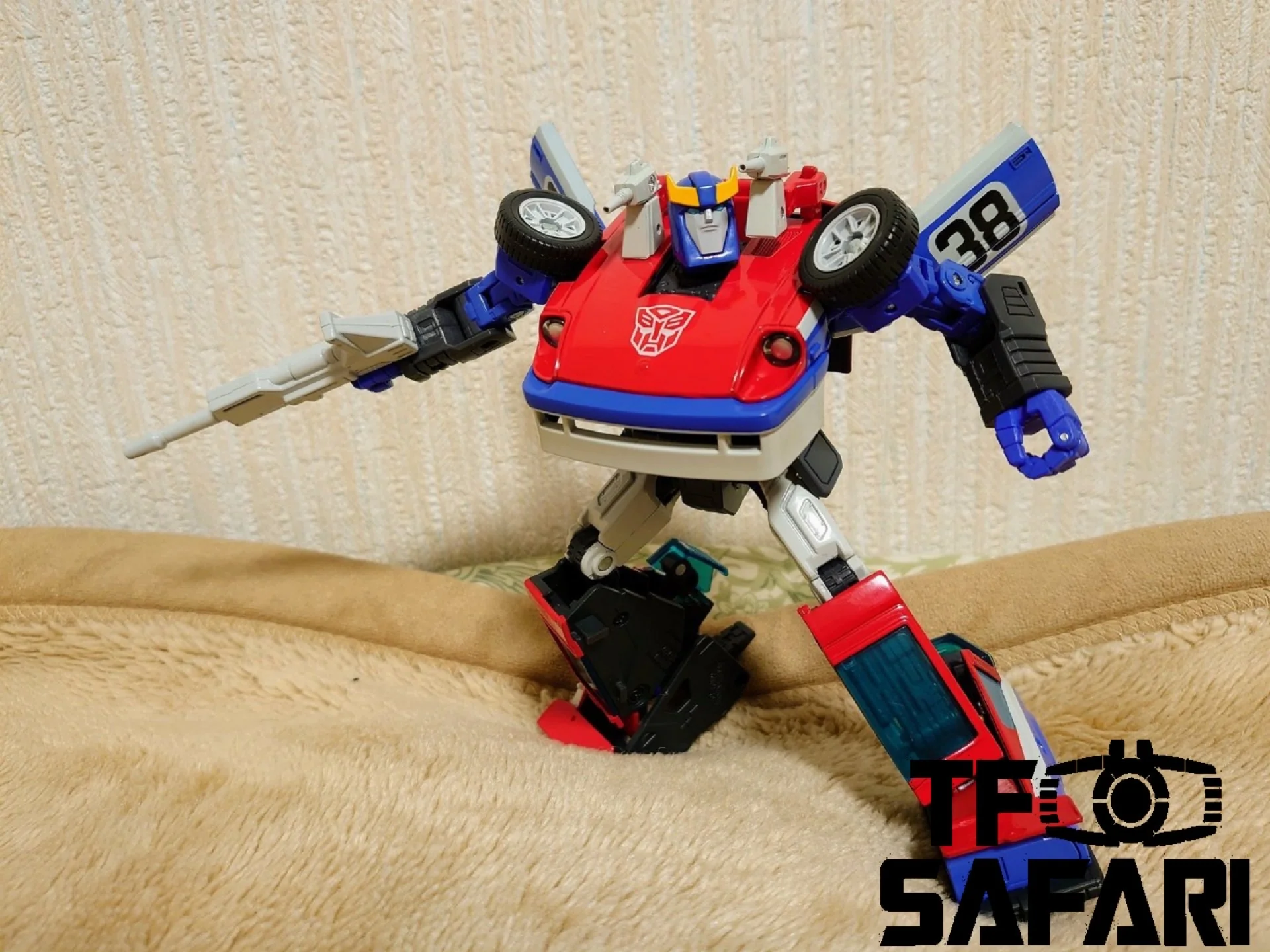 Takara Tomy Masterpiece MP19+ MP-19+ Smokescreen Exclusive (with Collectible Pin) 17cm / 6.7" 8 Takara Tomy Masterpiece MP19+ MP-19+ Smokescreen Exclusive (with Collectible Pin) 17cm / 6.7"