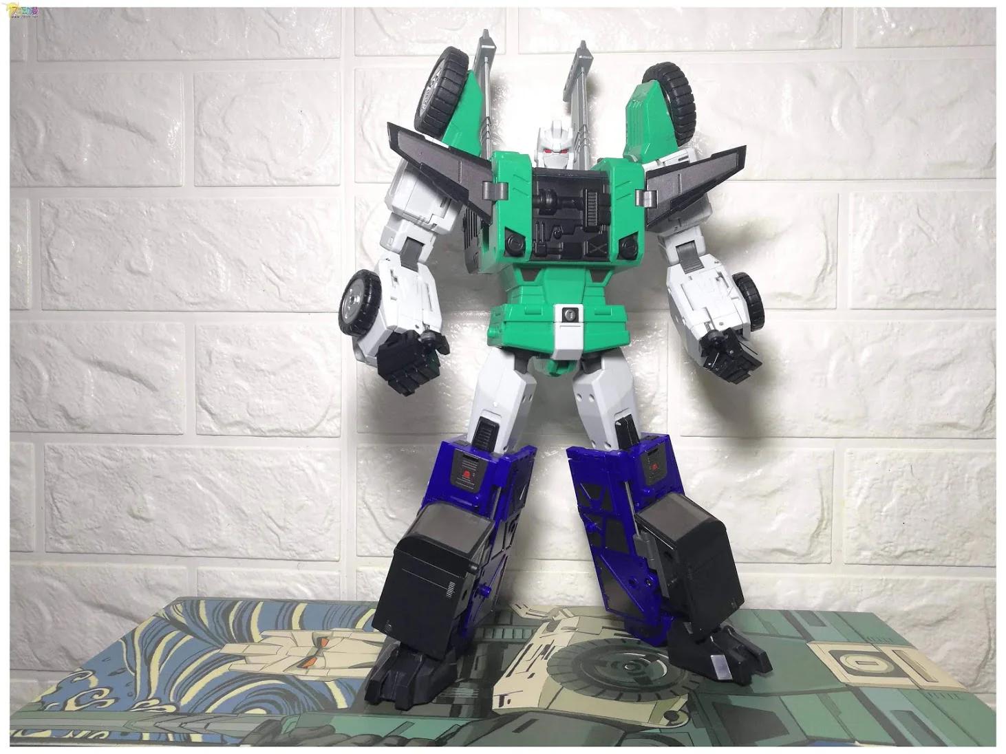 DX9 Toys D10G Hanzo (Sixshot) (G1 Retro Color, Green Chest) 27 cm / 10.5cm 3 DX9 Toys D10G Hanzo (Sixshot) (G1 Retro Color, Green Chest) 27 cm / 10.5cm